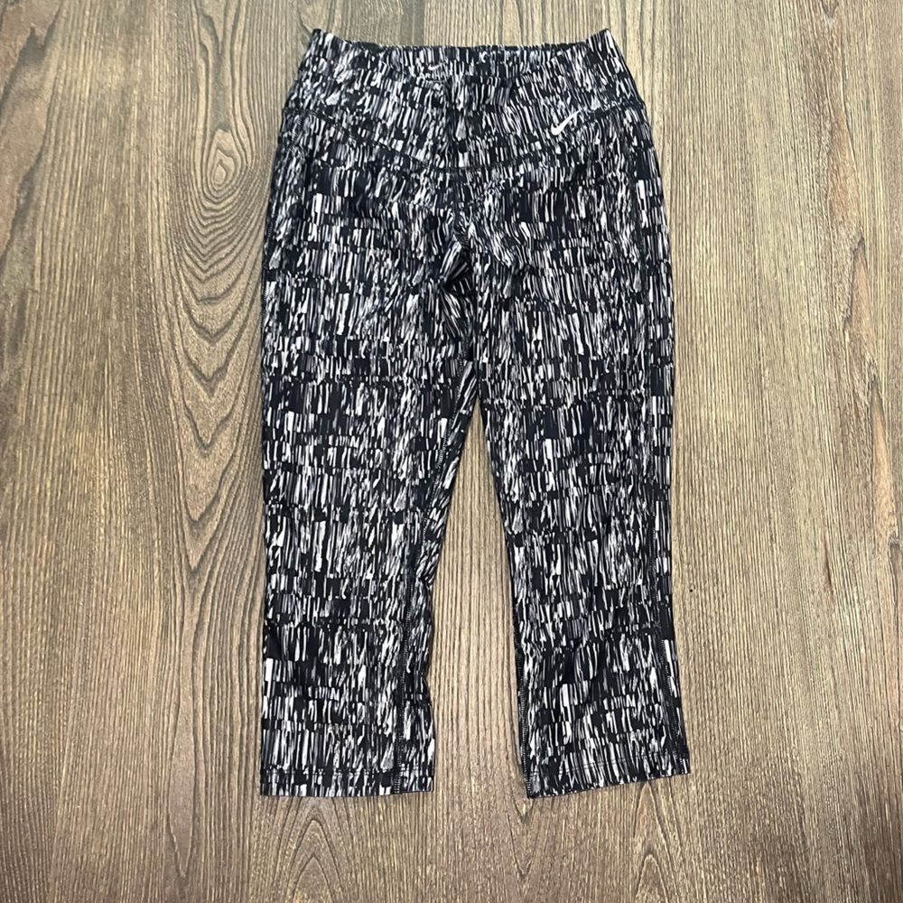 Nike Leggings Dri Fit Capri Athletic Yoga Gym Geometric Black Gray Size Small